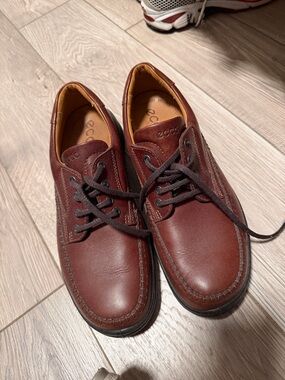 Ecco Men’s Burgundy Leather Lace-Up Oxfords